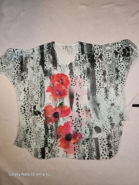 0912. Poppys & Animal Print ~ Sprinkling Of Sequins At The Shoulder ~ XL